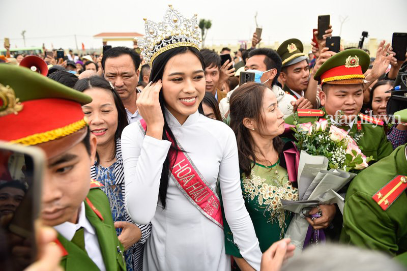 Loạt khoảnh khắc Đỗ Thị Hà về tới quê nhà hậu đăng quang Hoa hậu Việt Nam 2020, bà con làng xóm tập trung đông đủ-3