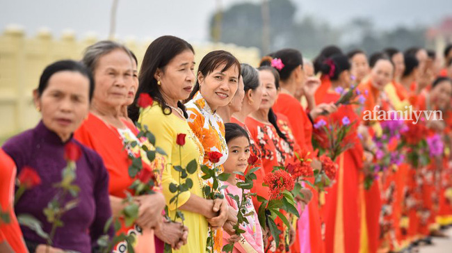 Loạt khoảnh khắc Đỗ Thị Hà về tới quê nhà hậu đăng quang Hoa hậu Việt Nam 2020, bà con làng xóm tập trung đông đủ-1