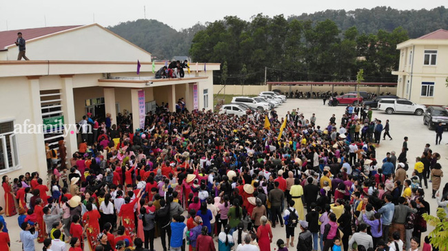 Loạt khoảnh khắc Đỗ Thị Hà về tới quê nhà hậu đăng quang Hoa hậu Việt Nam 2020, bà con làng xóm tập trung đông đủ-6