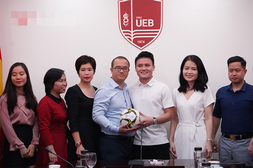 Quang Hải bất ngờ trở thành tân sinh viên của trường Đại học Kinh Tế Hà Nội, dân mạng cà khịa: Tầm này lái Mẹc đi học là hết ý!-1