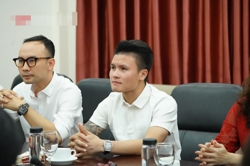 Quang Hải bất ngờ trở thành tân sinh viên của trường Đại học Kinh Tế Hà Nội, dân mạng cà khịa: Tầm này lái Mẹc đi học là hết ý!-3