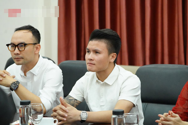 Sinh viên cuối tháng, mua được đĩa cơm rang đã khó nhưng đến lúc ăn cũng chẳng yên ổn: đúng là đã nghèo còn mắc cái eo-1