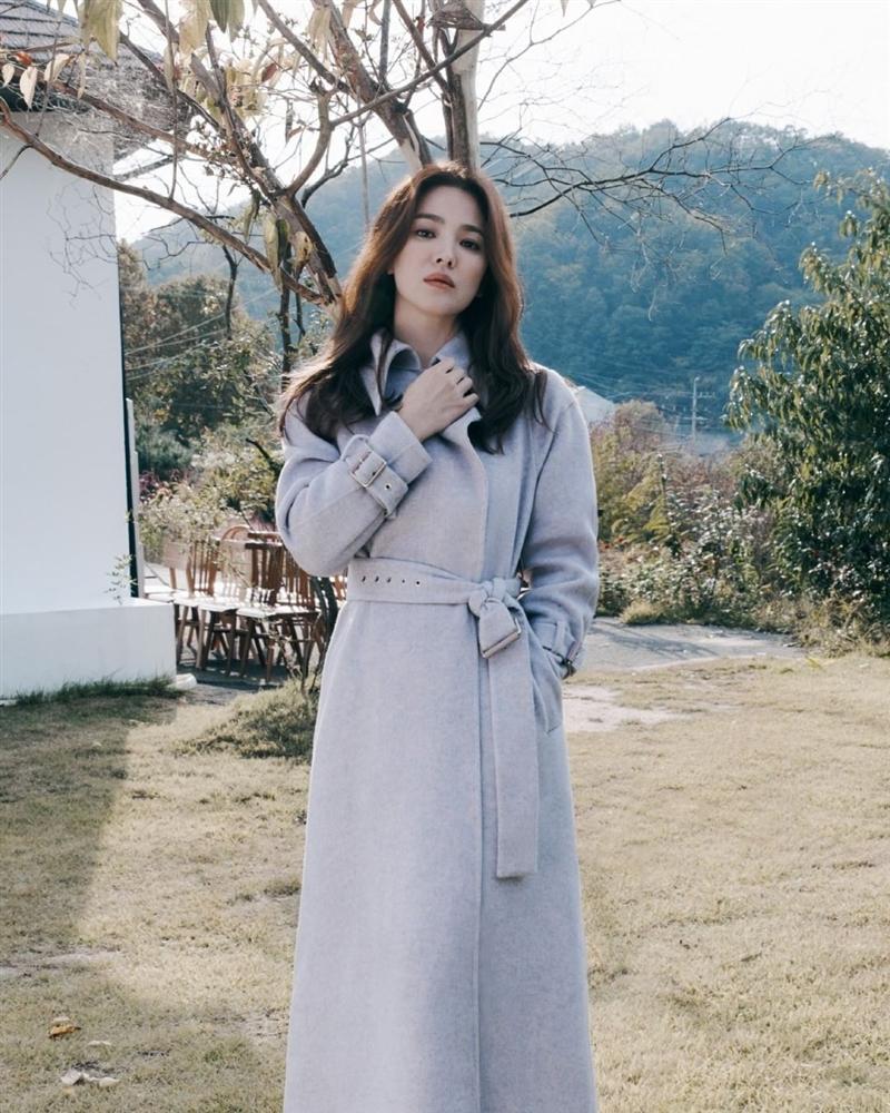 3 lý do Song Hye Kyo diện đồ mùa Đông ngày càng sành điệu và trẻ trung hơn trước gấp chục lần-6