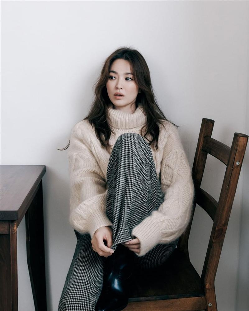 3 lý do Song Hye Kyo diện đồ mùa Đông ngày càng sành điệu và trẻ trung hơn trước gấp chục lần-11