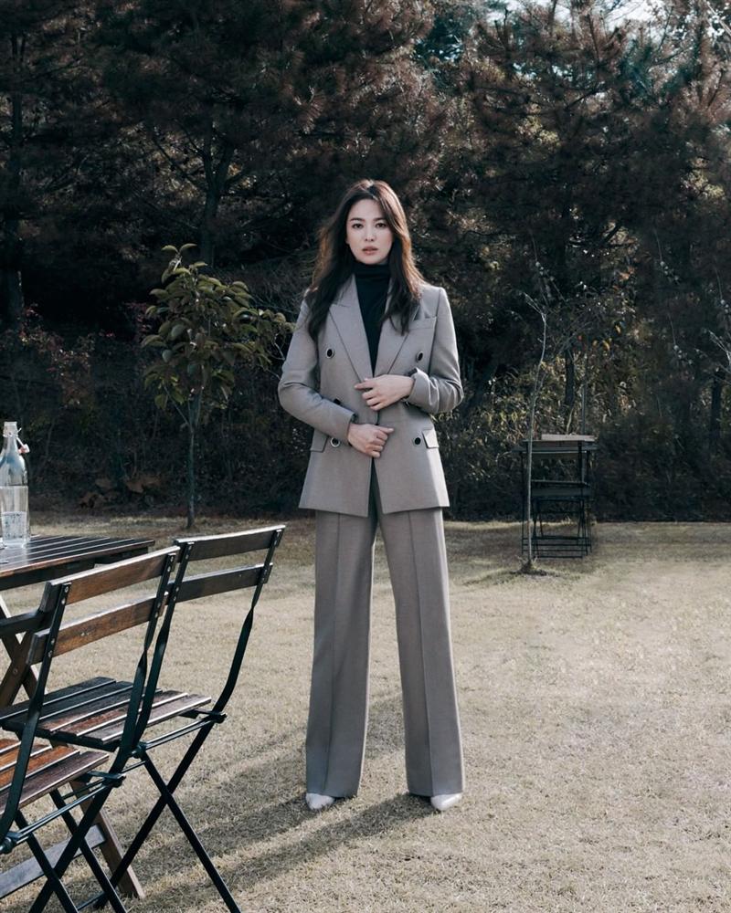 3 lý do Song Hye Kyo diện đồ mùa Đông ngày càng sành điệu và trẻ trung hơn trước gấp chục lần-8