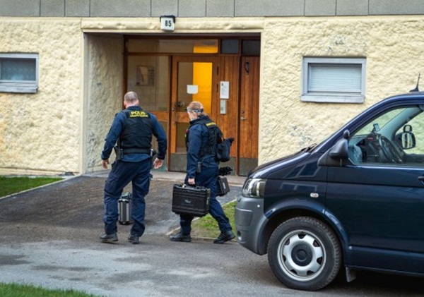 Đến nhà cụ bà chơi, người phụ nữ tìm thấy anh em họ mất tích hơn 20 năm giờ thân tàn ma dại, tác phẩm của ác mẫu 70 tuổi-1