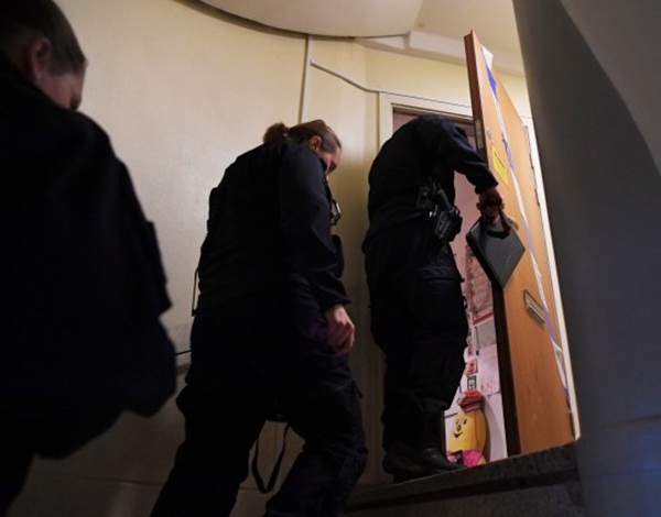 Đến nhà cụ bà chơi, người phụ nữ tìm thấy anh em họ mất tích hơn 20 năm giờ thân tàn ma dại, tác phẩm của ác mẫu 70 tuổi-3