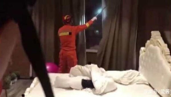 Dùng rắn độc ép cô gái quan hệ tình dục, người đàn ông chưa kịp hành sự đã lĩnh ngay cái kết bất ngờ-1