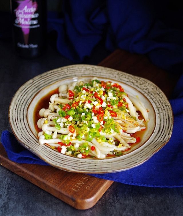 Chế biến nấm hải sản theo cách này, hội chị em ăn kiêng có thể đá bay cơn thèm cơm nhờ hương vị&nbsp;thơm ngon ngây ngất!-1