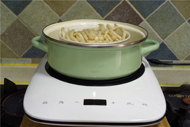 Chế biến nấm hải sản theo cách này, hội chị em ăn kiêng có thể đá bay cơn thèm cơm nhờ hương vị&nbsp;thơm ngon ngây ngất!-3