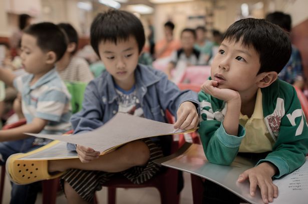 Trả lời vỏn vẹn vài từ cho câu hỏi Em không ăn được gì vào bữa sáng?, cậu bé tiểu học khiến cô giáo phải gọi ngay cho phụ huynh còn người mẹ thì ôm mặt òa khóc nức nở-1