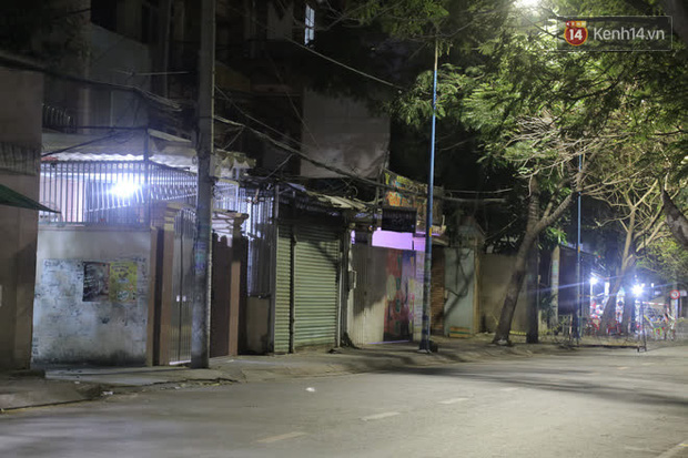 Ảnh, clip: Phong toả khu vực sinh sống của 2 ca mắc Covid-19 mới: Người dân trong khu cách ly bình thản đi ngủ sớm-5