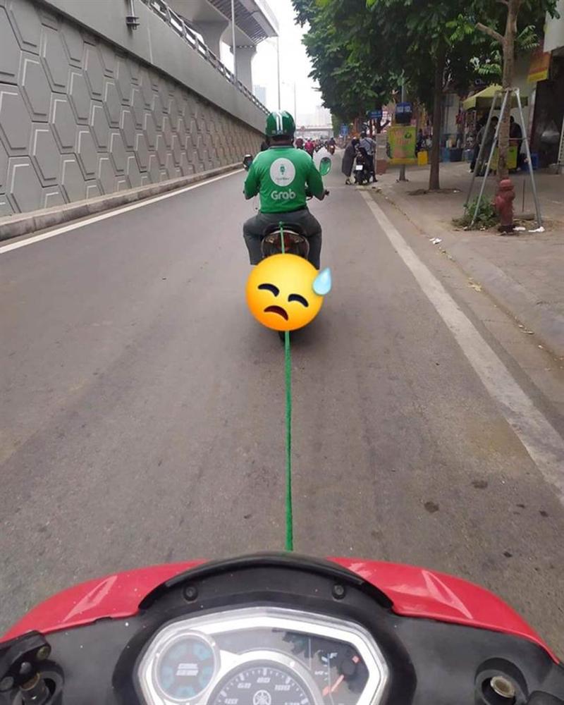 Đang đi giữa đường thì hết xăng, thanh niên được chú xe ôm buộc dây thừng kéo đi nhưng cú thông báo giá tiền sau đó mới khiến ai nấy điếng người-2