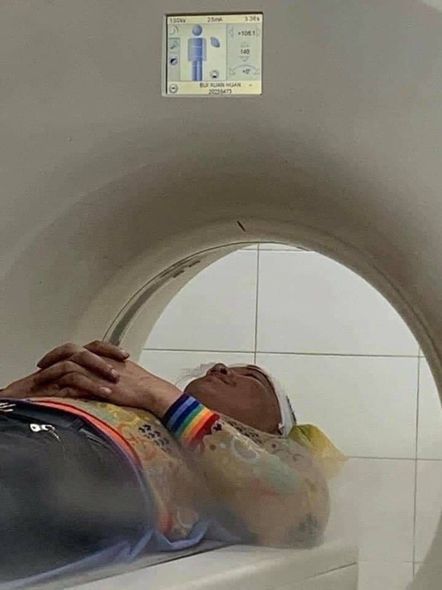 Xôn xao hình ảnh thánh nói đạo lý Huấn Hoa Hồng bị thương nặng ở đầu, phải nhập viện chụp chiếu nhưng tay vẫn không rời điện thoại-1