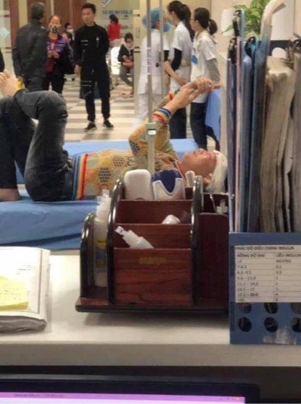 Xôn xao hình ảnh thánh nói đạo lý Huấn Hoa Hồng bị thương nặng ở đầu, phải nhập viện chụp chiếu nhưng tay vẫn không rời điện thoại-4