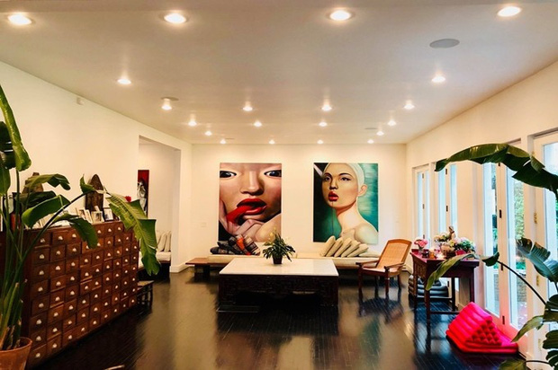 Biệt thự rộng 900m2 của siêu mẫu Bằng Lăng ở Mỹ: Nội thất tone trắng đen nhưng vẫn cực kì hút mắt-8