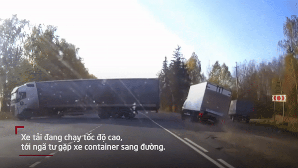 Tròn mắt tài xế đánh lái nghiêng 45 độ tránh container nhưng không lật xe