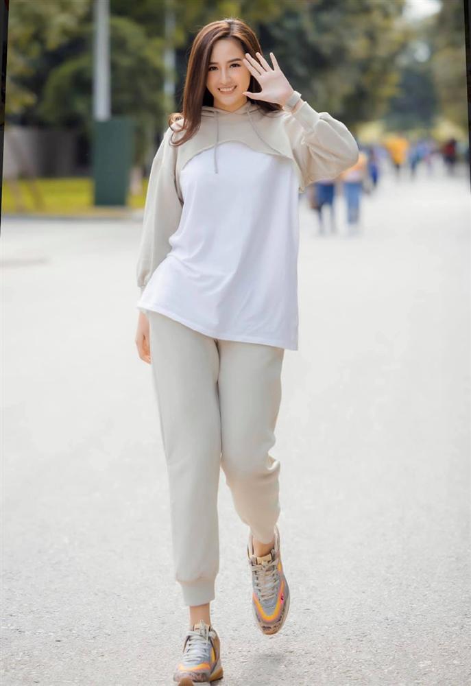 Sau những pha mặc đồ thể thao thị phi nhạy cảm, cuối cùng Mai Phương Thúy cũng chịu thay đổi rồi!-4