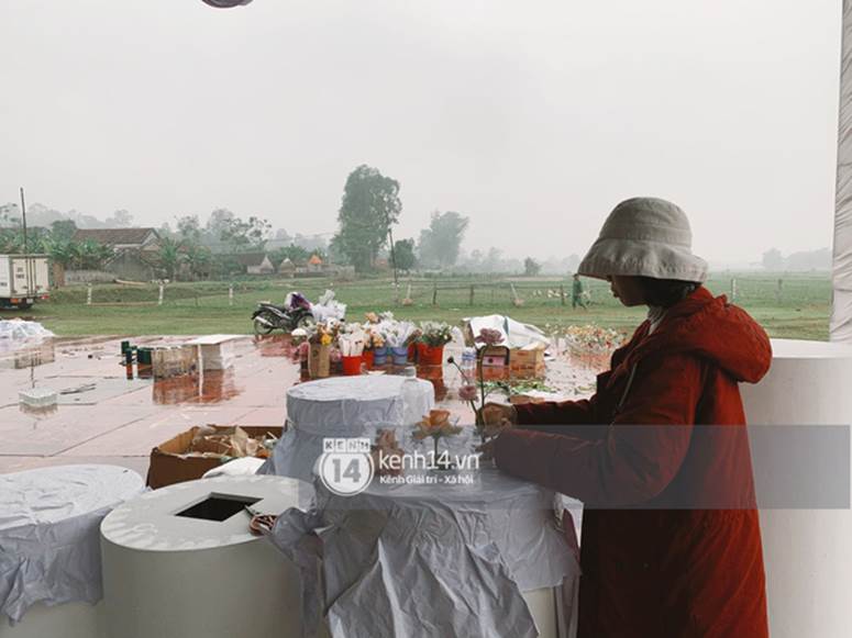 Hé lộ không gian cưới rộng 500m2 của Công Phượng tại Nghệ An: Chú rể đội mũ cối đi kiểm tra, rạp được trang trí lãng mạn giữa sân bóng-7