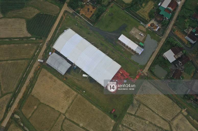 Hé lộ không gian cưới rộng 500m2 của Công Phượng tại Nghệ An: Chú rể đội mũ cối đi kiểm tra, rạp được trang trí lãng mạn giữa sân bóng-10