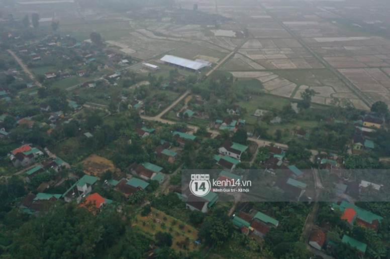 Hé lộ không gian cưới rộng 500m2 của Công Phượng tại Nghệ An: Chú rể đội mũ cối đi kiểm tra, rạp được trang trí lãng mạn giữa sân bóng-12