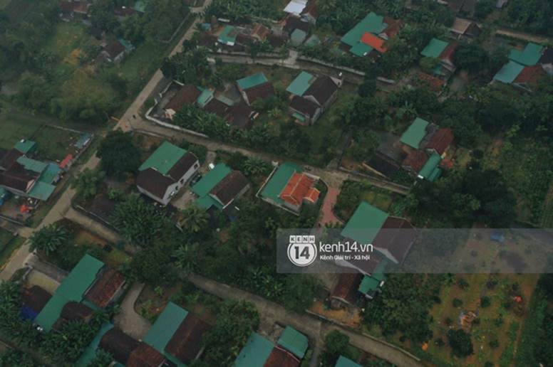 Hé lộ không gian cưới rộng 500m2 của Công Phượng tại Nghệ An: Chú rể đội mũ cối đi kiểm tra, rạp được trang trí lãng mạn giữa sân bóng-13