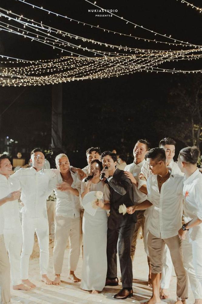 Hé lộ không gian cưới rộng 500m2 của Công Phượng tại Nghệ An: Chú rể đội mũ cối đi kiểm tra, rạp được trang trí lãng mạn giữa sân bóng-14