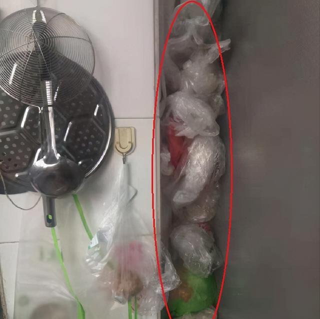 Đừng nhét một đống túi nilon vào bếp, dùng cách này vừa sạch sẽ, gọn gàng lại tiết kiệm được khoản tiền mỗi năm-2