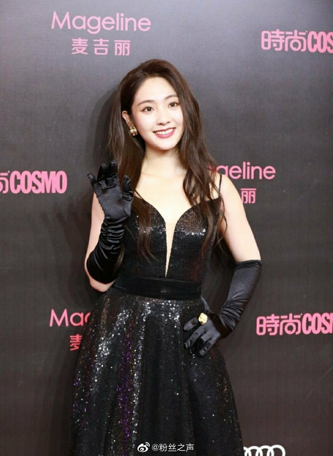 Tình huống dở khóc dở cười: Nữ diễn viên rơi tóc giả ngay trên thảm đỏ Cosmo-3