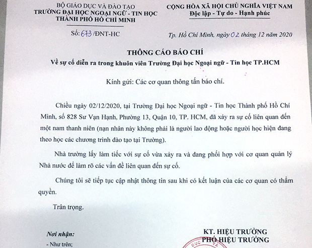 HUFLIT nói gì về hình ảnh nam thanh niên nằm bất động trong khuôn viên trường?-1