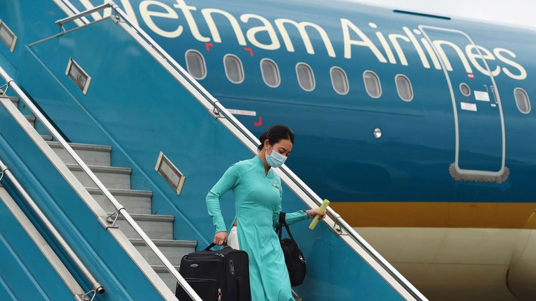 Tiếp viên hàng không Vietnam Airlines đồng loạt treo hashtag #WeApologize thay mặt đồng nghiệp xin lỗi cộng đồng, mong được đối xử văn minh-7