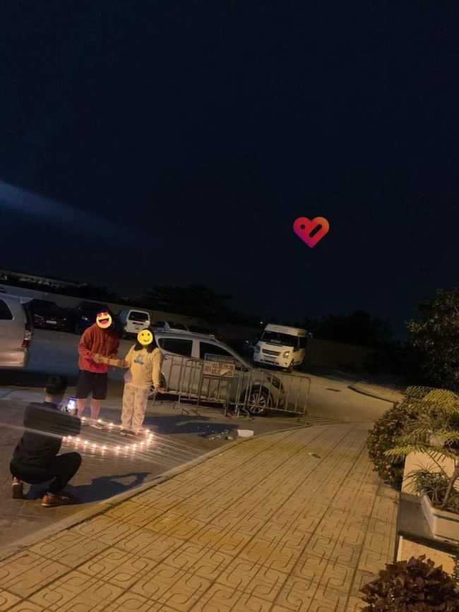 Xem xong ảnh chụp màn tỏ tình, người đàn ông bất chợt nổi điên khi thấy một chi tiết lạ” rồi lao vào vật luôn bạn gái, vứt quà lăn lóc mặc kệ tất cả-2