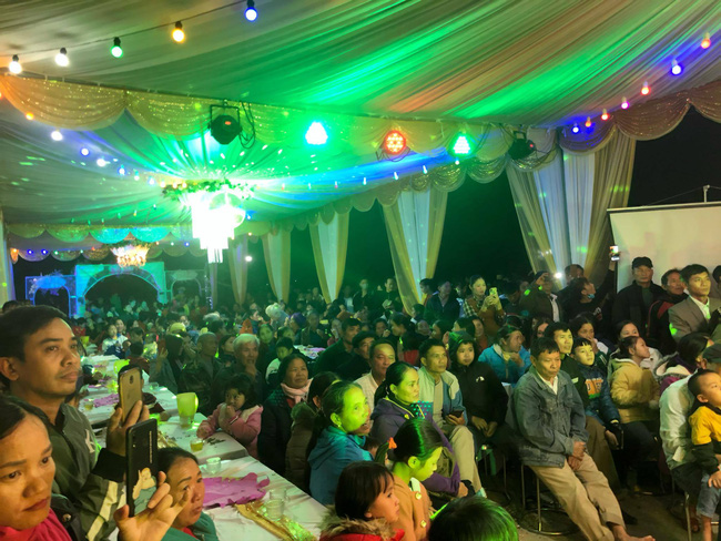 Đám cưới Công Phượng ở quê được hơn 1000 bà con lặn lội đến ngồi kín rạp chung vui, gia đình chuẩn bị 125 mâm cỗ vẫn không đủ thiết đãi-3