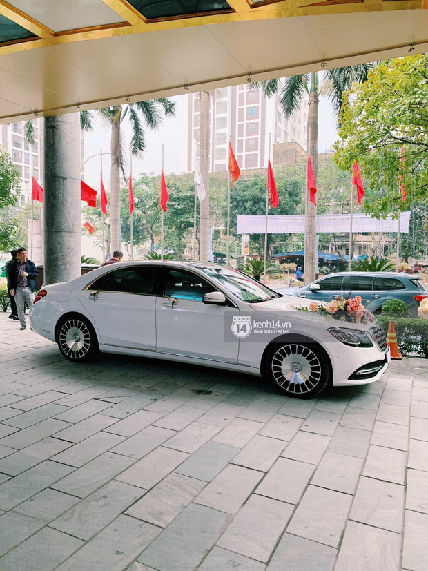 Cận cảnh siêu xe rước dâu 7,4 tỷ của Công Phượng: Làm tiệc cưới thứ 3 rồi mà vẫn hoành tráng thế này đây!-1