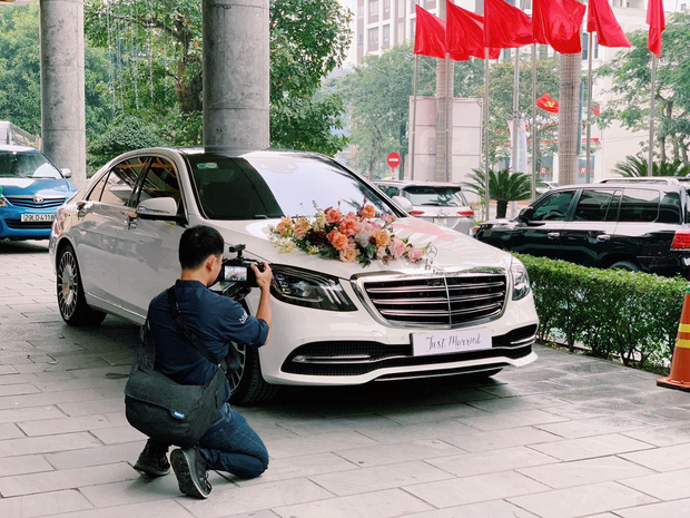 Cận cảnh siêu xe rước dâu 7,4 tỷ của Công Phượng: Làm tiệc cưới thứ 3 rồi mà vẫn hoành tráng thế này đây!-3