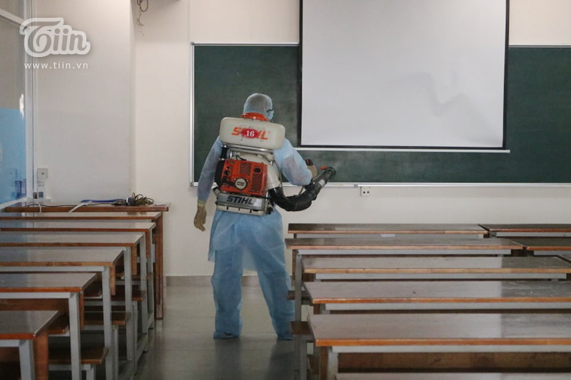 Phun khử khuẩn tại Đại học Hutech - nơi BN 1342 từng đến học trong thời gian cách ly-7