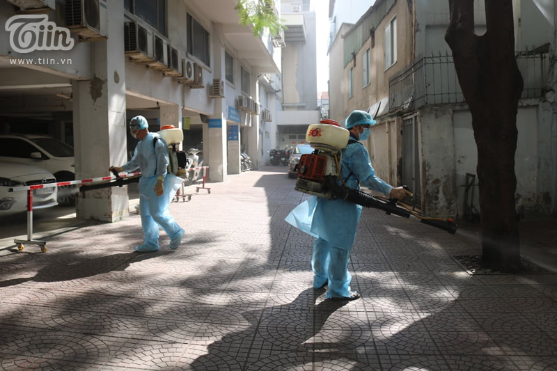 Phun khử khuẩn tại Đại học Hutech - nơi BN 1342 từng đến học trong thời gian cách ly-11