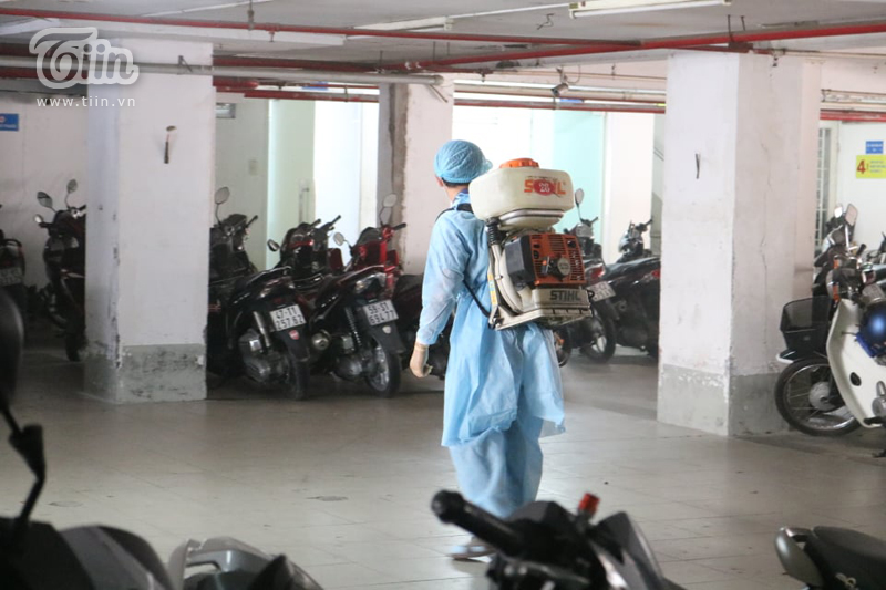 Phun khử khuẩn tại Đại học Hutech - nơi BN 1342 từng đến học trong thời gian cách ly-12