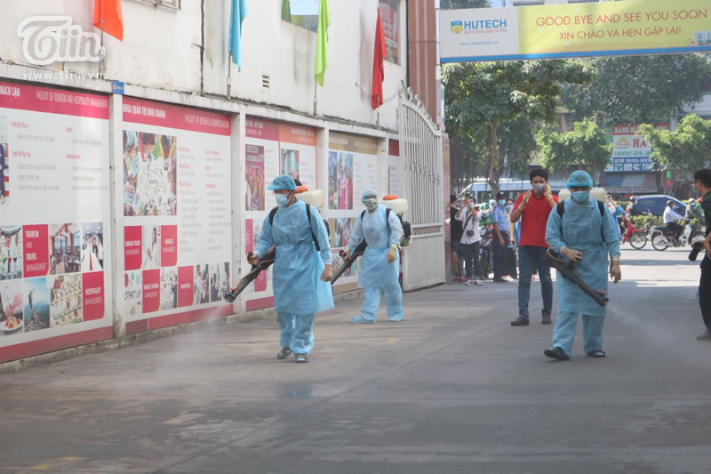 Phun khử khuẩn tại Đại học Hutech - nơi BN 1342 từng đến học trong thời gian cách ly-14