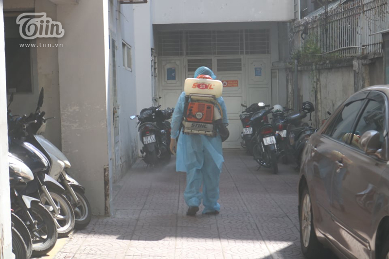 Phun khử khuẩn tại Đại học Hutech - nơi BN 1342 từng đến học trong thời gian cách ly-13