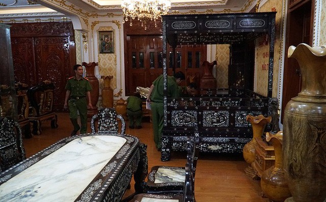 Khi thấy công an đến, con trai đại gia Thiện Soi đã đốt giấy tờ-1