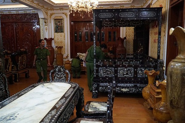 Cha con đại gia cho vay nặng lãi: Từ lâu đài dát vàng đến trại giam-6