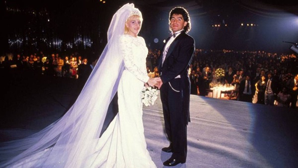 Tình trường lừng lẫy không kém sự nghiệp bóng đá của Cậu bé vàng Maradona: Từ đám cưới thế kỷ hàng trăm tỷ đồng đến mớ nhân tình nhiều không đếm xuể-2