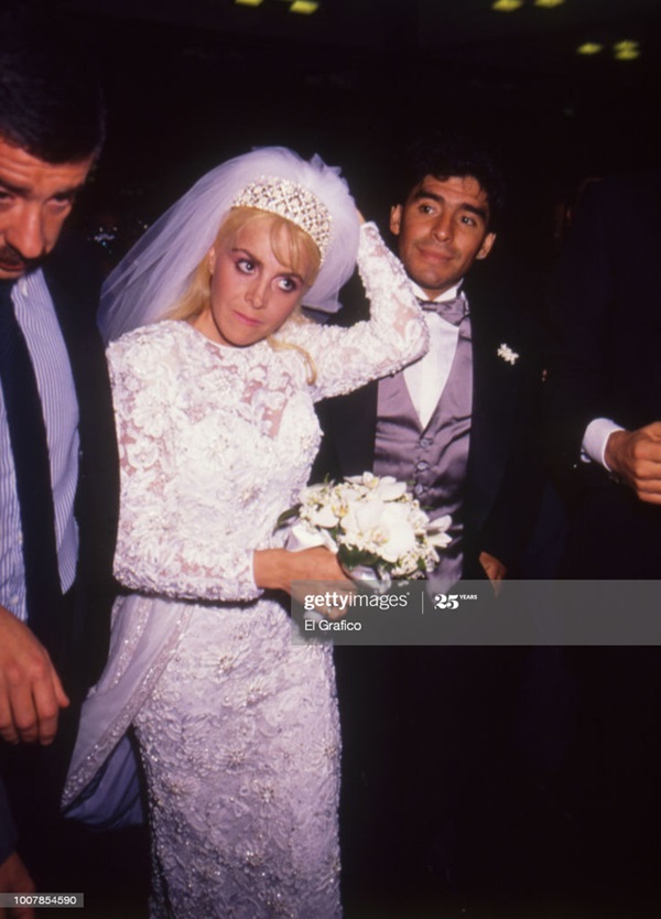 Tình trường lừng lẫy không kém sự nghiệp bóng đá của Cậu bé vàng Maradona: Từ đám cưới thế kỷ hàng trăm tỷ đồng đến mớ nhân tình nhiều không đếm xuể-3