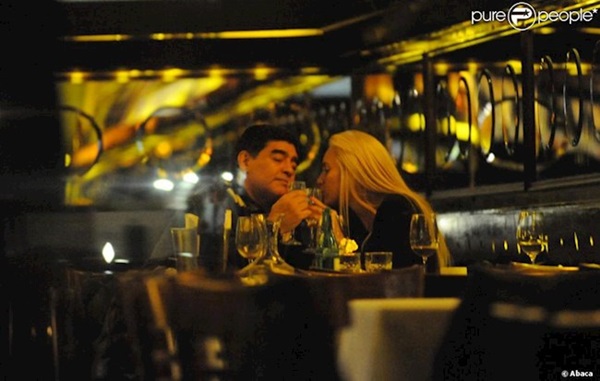 Tình trường lừng lẫy không kém sự nghiệp bóng đá của Cậu bé vàng Maradona: Từ đám cưới thế kỷ hàng trăm tỷ đồng đến mớ nhân tình nhiều không đếm xuể-8