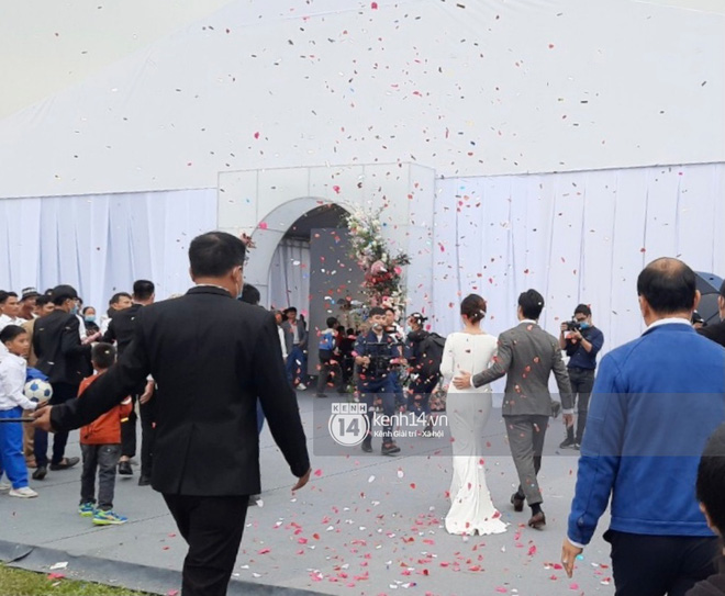 Trực tiếp đám cưới Công Phượng tại Nghệ An: Tân lang tân nương đan chặt tay nhau trên lễ đường, Dế Choắt - Văn Đức rạng rỡ chung khung hình-11