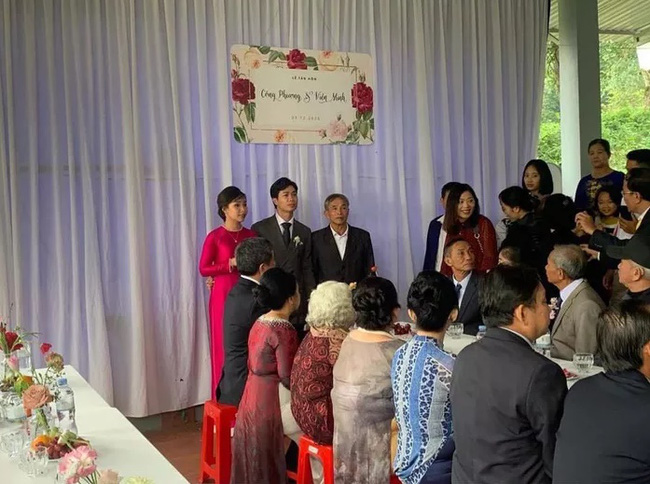 Hình ảnh Công Phượng - Viên Minh tươi cười trong rạp đám cưới ở quê gây xúc động mạnh, sau những sang chảnh ở Sài Gòn hay Phú Quốc thì tình người quê hương sao mà ấm đến vậy!-1
