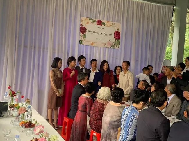 Hình ảnh Công Phượng - Viên Minh tươi cười trong rạp đám cưới ở quê gây xúc động mạnh, sau những sang chảnh ở Sài Gòn hay Phú Quốc thì tình người quê hương sao mà ấm đến vậy!-2