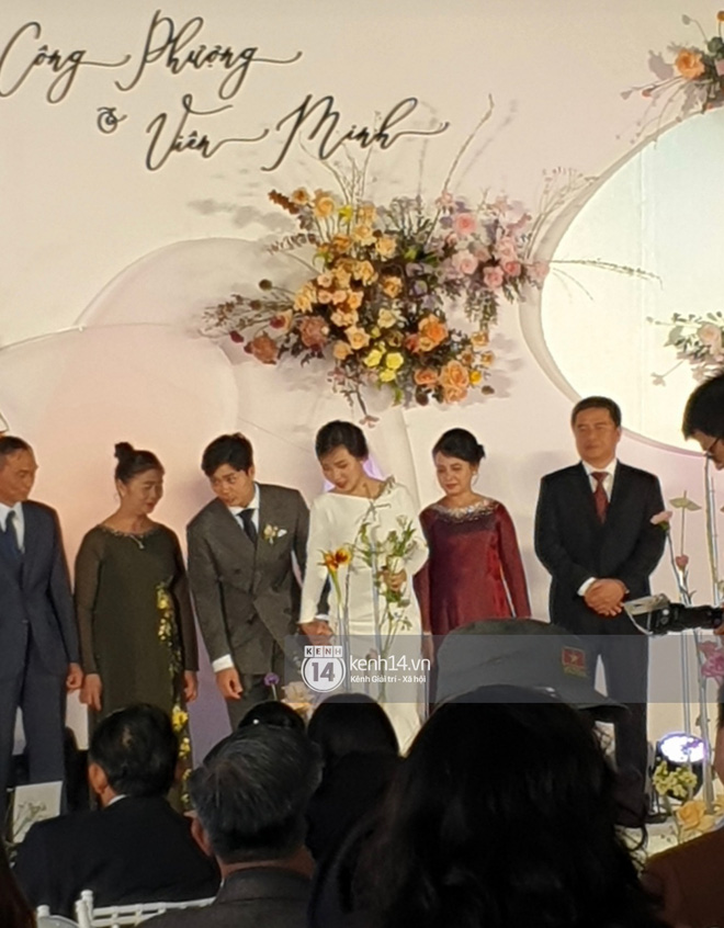 Trực tiếp đám cưới Công Phượng tại Nghệ An: Tân lang tân nương đan chặt tay nhau trên lễ đường, Dế Choắt - Văn Đức rạng rỡ chung khung hình-4