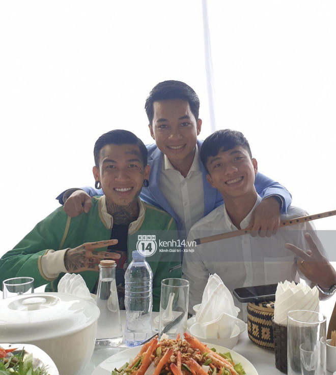 Trực tiếp đám cưới Công Phượng tại Nghệ An: Tân lang tân nương đan chặt tay nhau trên lễ đường, Dế Choắt - Văn Đức rạng rỡ chung khung hình-5